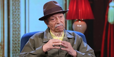 تصویری باورنکردنی از شباهت عجیب استاد علی نصیریان و یک هنرمند ژاپنی!