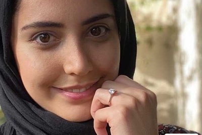 (عکس) بازیگوشی پسر خوشگل و مو قرمز شبنم قربانی روی صحنه اختتامیه جشنواره فیلم فجر