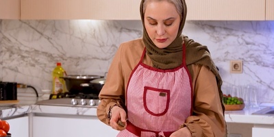 چیدمان مدرن و باکلاس منزل آرام جعفری عروس دهه پنجاهی شام ایرانی مزین به فرش پتینه، دکوراسیون سفید کوریدور، مبلمان راحتی، پاسیو دلباز، لوستر بلوری، نور های سه بعدی سقف و...