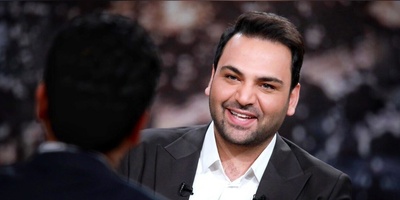 شوخی عجیب خلبان هواپیما با احسان علیخانی در وسط پرواز: به‌خاطر گریه همسرم در ماه‌عسل، می‌خوام اشکتو دربیارم!؛ چرخهای هواپیما باز نمیشه و ... +ویدیو