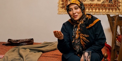 صحنه بی هوش شدن نفس بازغی، فاطیما بهارمست و آشا محرابی در پشت صحنه سریال «صفا با خانواده» که واقعی بود