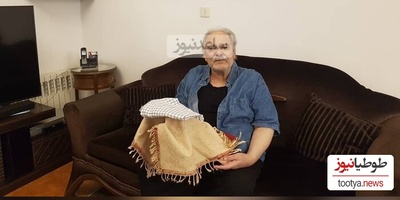 سبک دکوراسیون منزل ایرانی پسند محمد کاسبی مزین به چفیه رهبری/ مبلمان چوبی و راحتی، تابلو دیواری، شلف دیواری و تندیس های نفیس و...