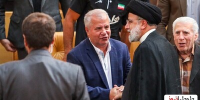 (عکس) عرض ارادت علی پروین به رئیس جمهور شهید ایران، با تقدیم پیراهن ورزشی مزین به عدد مورد علاقه ایشان