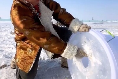 خلاقیت عجیب و جالب مردم مغولستان برای ساختن فریزر در سرمای زمستان + ویدئو