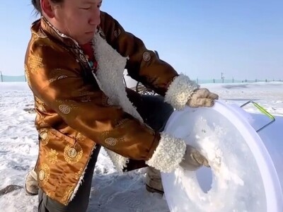 خلاقیت عجیب و جالب مردم مغولستان برای ساختن فریزر در سرمای زمستان + ویدئو