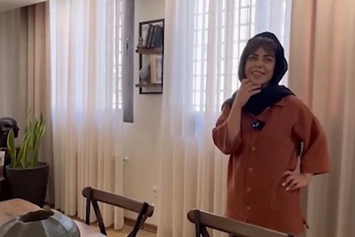 چیدمان منزل مینیمال الهام اخوان با شمع های تزئینی، مبلمان راحتی، کنسول چوبی، کتابخونه دیواری، مجسمه بتنی، میز جلومبلی کنفی، گیاه سانسویا و...