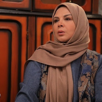 دکوراسیون دلنشین وخوش رنگ خانه جمع و جور اما باصفای شهره سلطانی، بازیگر سریال بوقچی؛ پیانو و گیتار در گوشه پذیرایی تا مبلمان چستر طوسی رنگ و...+ویدیو