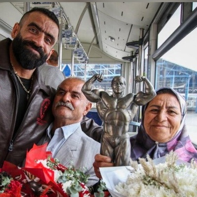 دور همی خانوادگی هادی چوپان در منزل خشتی و صمیمانه پدرش:من کسی هستم که خاک خانه خشتی پدرم و رو با کاخ دیگری عوض نمی کنم