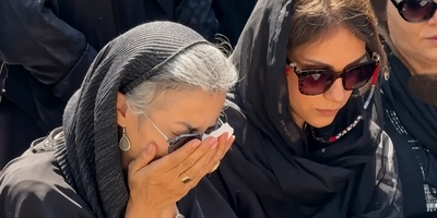 چهلم اکبر عبدی در میان اشک و اندوه خانواده برگزار شد؛ همسر و برادر این هنرمند تازه‌درگذشته بر سر مزار او بی‌تابی کردند و داغ نبودنش دوباره تازه شد
