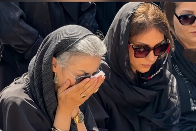 چهلم اکبر عبدی در میان اشک و اندوه خانواده برگزار شد؛ همسر و برادر این هنرمند تازه‌درگذشته بر سر مزار او بی‌تابی کردند و داغ نبودنش دوباره تازه شد