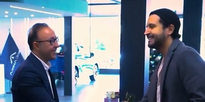 تشریفات خاص مراسم رونمایی از خودرو میتسوبیشی هوش پران مهرداد صدیقیان به رنگ آلبالویی/ آرزوی جوان ایرانی زیر پای بازیگر خوب کشورمان+فیلم