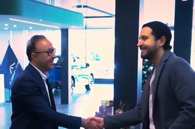 تشریفات خاص مراسم رونمایی از خودرو میتسوبیشی هوش پران مهرداد صدیقیان به رنگ آلبالویی/ آرزوی جوان ایرانی زیر پای بازیگر خوب کشورمان+فیلم