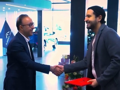 تشریفات خاص مراسم رونمایی از خودرو میتسوبیشی هوش پران مهرداد صدیقیان به رنگ آلبالویی/ آرزوی جوان ایرانی زیر پای بازیگر خوب کشورمان+فیلم