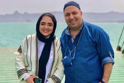 (ویدیو) خاطره بامزه و جالب علی اوجی از همسرش نرگس محمدی در برنامه زنده با حضور فرزاد فرزین و رضا یزدانی/ نرگس حلقه ازدواجش رو توالت هتل جا گذاشت