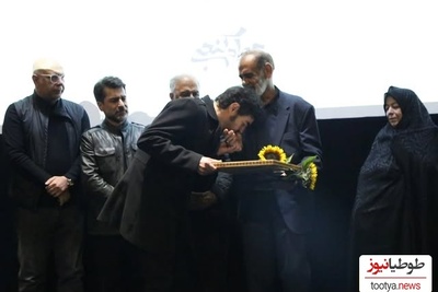 ادای احترام بازیگران و هنرمندان ایرانی به خانواده داغدار زنده‌یاد «جواد گنجی» از جانباختگان حوادث دی ماه/ از دستبوسی شهاب حسینی تا دقایقی سکوت به احترام مجلس با نوای سنج و دمام جنوبی+فیلم