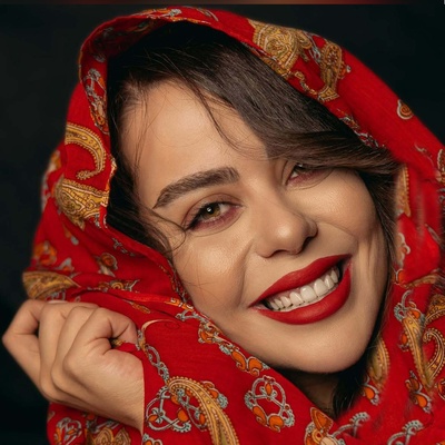 نگاهی به پرتره‌های جدید و خیره‌کننده‌ای که از الهام اخوان با روسری بته‌جقه منتشر شد+عکس