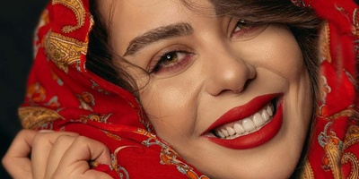 نگاهی به پرتره‌های جدید و خیره‌کننده‌ای که از الهام اخوان با روسری بته‌جقه منتشر شد+عکس