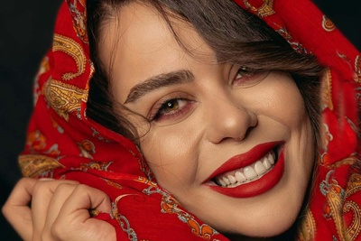 نگاهی به پرتره‌های جدید و خیره‌کننده‌ای که از الهام اخوان با روسری بته‌جقه منتشر شد+عکس