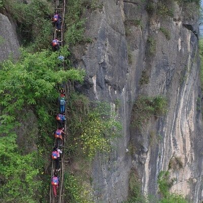 (عکس) خطرناک‌ترین و عجیب ترین مسیر مدرسه در دنیا/هیجان در ارتفاع 800 متری و عبور از رودخانه ریونگرو