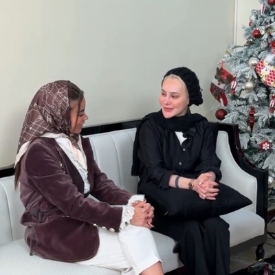 نگاهی به خونه زندگی شاهانه آرام جعفری به سبک نئوکلاسیک لاکچری/ درخت کریسمس مجلل، مبلمان با طرح گورخری، صندلی ریلکسی، لوستر اعیانی، سرویس چینی جهیزیه با طرح حیوانات و...