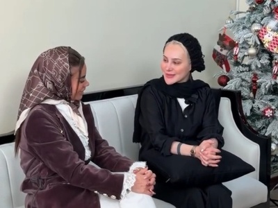 نگاهی به خونه زندگی شاهانه آرام جعفری به سبک نئوکلاسیک لاکچری/ درخت کریسمس مجلل، مبلمان با طرح گورخری، صندلی ریلکسی، لوستر اعیانی، سرویس چینی جهیزیه با طرح حیوانات و...