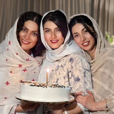 دیزاین ساده جشن تولد 30 سالگی زهرا سزاوار (بازیگر سریال ساهره) زیر سایه خانواده پرمحبتش+فیلم
