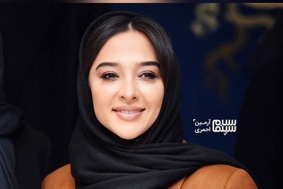ژست هنری و دلبرانه آناهیتا درگاهی در باغ پرگل و زیبا