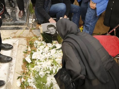 رخت عزای بازیگران ایرانی برای رضا رویگری/حضور مازیار لرستانی، فرشید نوابی، شهره سلطانی، کیانوش گرامی، فریبا کوثری و... در مراسم یادبود رضا رویگری با دف نوازی+فیلم