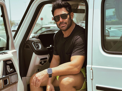 اینا پز نیست، اینا سبک زندگی آقای گلزاره! دور دور شبانه در قلب دبی/ چه آهنگی هم گوش میده😁