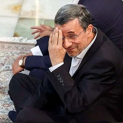 احمدی‌نژاد و چاوز؛ خارج از پروتکل‌های رسمی؛ماجرای آموزش چهارزانو نشستن توسط احمدی‌نژاد به هوگو چاوز سرِ سفره افطار+عکس