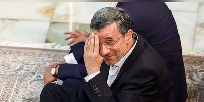 احمدی‌نژاد و چاوز؛ خارج از پروتکل‌های رسمی؛ماجرای آموزش چهارزانو نشستن توسط احمدی‌نژاد به هوگو چاوز سرِ سفره افطار+عکس