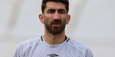 قیافه دیدنی علیرضا بیرانوند هنگام انگلیسی صحبت کردن دخترش بارانا!