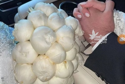 خلاقیت خنده‌دار گلفروش محله برای تزیین دسته گل خواستگاری با پیاز و سوخاری مرغ!+عکس