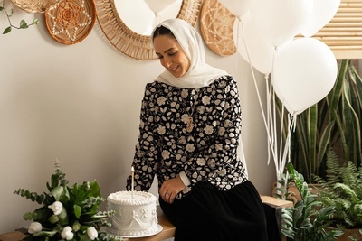 (فیلم) خلاقیت منحصربفرد اوستا قناد اهوازی برای تزئین کیک تولد سوگل طهماسبی با گل های بابونه/ نگاهی به جشن تولد سوگل طهماسبی در کارگاه صنایع دستی اش