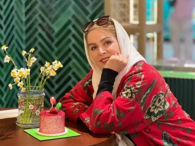 فیلم/ نگاهی به چیدمان آپارتمان مستاجری 180 متری نسرین نکیسا بازیگر سریال یوسف پیامبر و کیمیا رو به جنگل/ لوستر بلوری انگوری، مبلمان سلطنتی تاج دار، پیانو، ساعت رومیزی یونانی و...