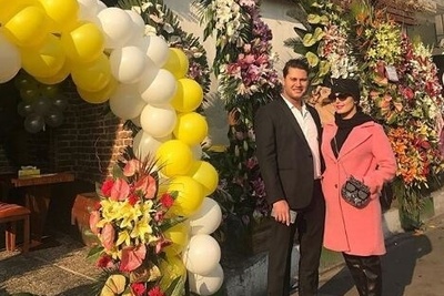 لحظاتی همراه با افتتاحیه رستوران لوکس برادر الناز شاکردوست در تهران؛ از حضور خانم بازیگر و خواهر کوچکش در مراسم تا ازدحام مردم و درخشش تاج‌گل‌های میلیاردی+ ویدیو