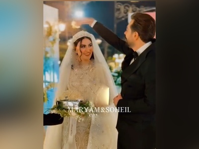 لحظه ورود باشکوه مریم مومن و همسرش سهیل قاصدی به تالار عروسی به همراه آتش بازی / قبول دارین خیلی به هم میان؟