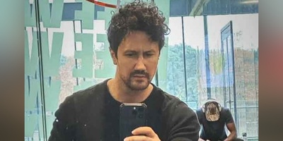 وقتی شاهرخ استخری هیکل ورزشی خودشو جلوی آینه باشگاه به رخ میکشه + عکس / عجب بازوهایی ساخته