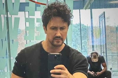 وقتی شاهرخ استخری هیکل ورزشی خودشو جلوی آینه باشگاه به رخ میکشه + عکس / عجب بازوهایی ساخته