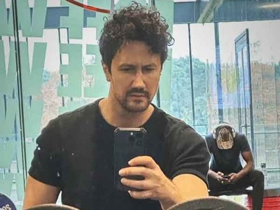 وقتی شاهرخ استخری هیکل ورزشی خودشو جلوی آینه باشگاه به رخ میکشه + عکس / عجب بازوهایی ساخته