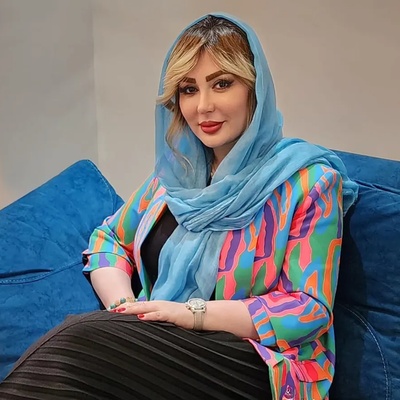 چرخی در خانه نیوشا ضیغمی؛ از مبلمانی سفید رنگ و ترکیب پرده‌های پانچی و مکرومه تا پذیرایی دلباز و شاهانه+فیلم