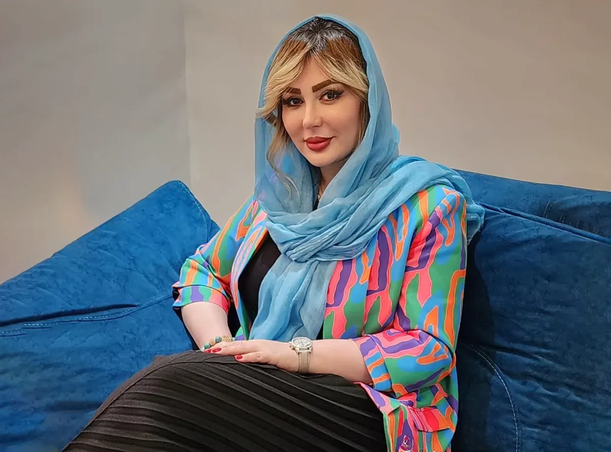 چرخی در خانه نیوشا ضیغمی؛ از مبلمانی سفید رنگ و ترکیب پردههای پانچی و مکرومه تا پذیرایی دلباز و شاهانه+فیلم