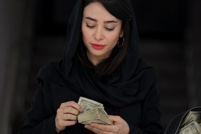 الناز حبیبی اعتراف کرد: رفیق بازم و برای دوستام بریز و بپاش می کنم!