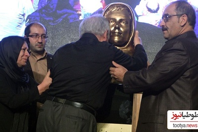 اشک‌های پدر و مادر پروفسور مریم میرزاخانی در مراسم رونمایی از تندیس دخترشان در دانشگاه صنعتی شریف+عکس
