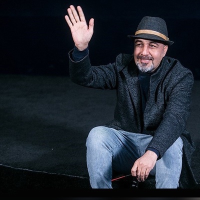 رضا عطاران ثابت کرد برای استایلش قانونی وجود نداره و هرجور دلش بخواد تیپ میزنه؛ ترکیب کلاه بیس‌بال، کراوات و سویشرت کژوال!😉+ویدیو