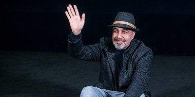 رضا عطاران ثابت کرد برای استایلش قانونی وجود نداره و هرجور دلش بخواد تیپ میزنه؛ ترکیب کلاه بیس‌بال، کراوات و سویشرت کژوال!😉+ویدیو