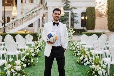 نگاهی به چیدمان جشن عروسی پرطمطراق امید عالیشاه و همسرش نگین مزین به پیراهن پرسپولیس و تابلو خوش آمدگویی +فیلم