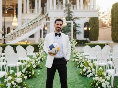 نگاهی به چیدمان جشن عروسی پرطمطراق امید عالیشاه و همسرش نگین مزین به پیراهن پرسپولیس و تابلو خوش آمدگویی +فیلم