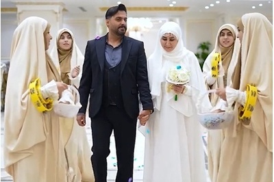 از ورود عروس با چادر و دست‌بوسی پدر و مادر تا برش کیک روی سکوی نورانی و...؛ در نگاهی به بخش‌های خاص یک تالار مذهبی برای عروسی +فیلم