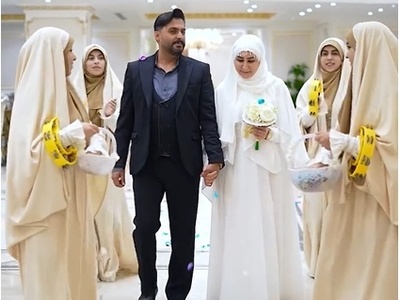 از ورود عروس با چادر و دست‌بوسی پدر و مادر تا برش کیک روی سکوی نورانی و...؛ در نگاهی به بخش‌های خاص یک تالار مذهبی برای عروسی +فیلم